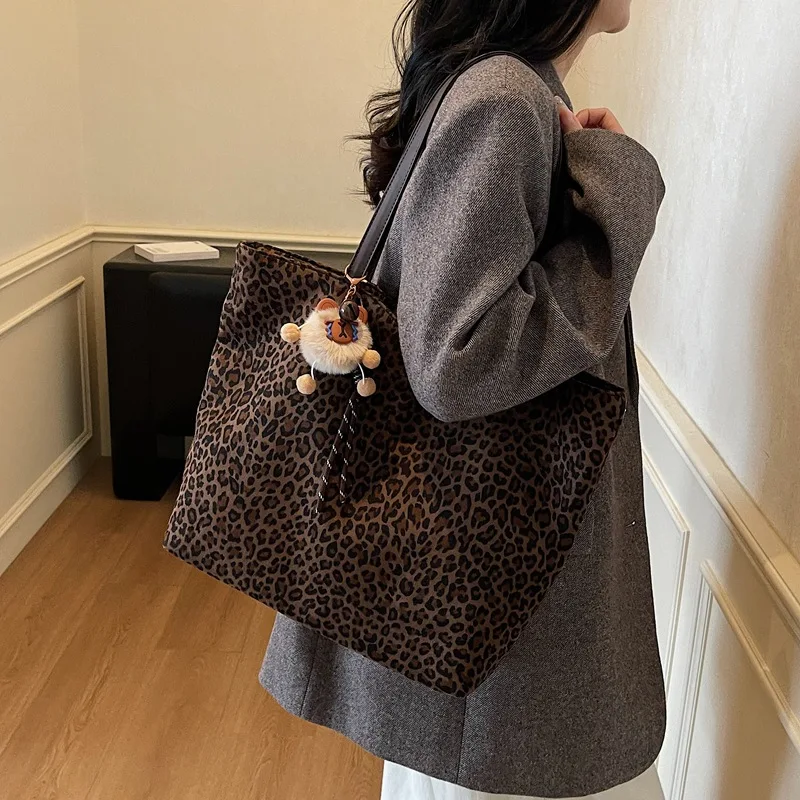 جديد ريترو الجلد المدبوغ حقيبة كتف بسيطة المرأة موضة سعة كبيرة مقبض حقيبة مريحة ومتعددة الاستخدامات أكياس التخزين الملمس