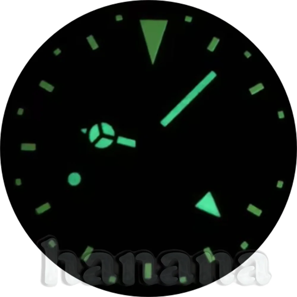 قرص ساعة كوارتز 29 ملم قرص أبيض وأسود مع أيدي مقترنة بحركة كوارتز RONDA 515 GMT وإضاءة خضراء C3