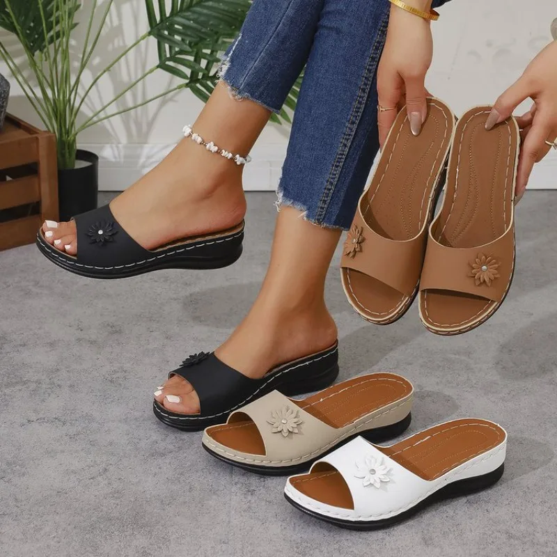Damen Casual Keilabsatz-Sandalen mit 3D-Blumenapplikation, Slip-on, offene Zehenpartie, orthopädischer Komfort, Sommer, Strand, Alltag, Walkingschuhe