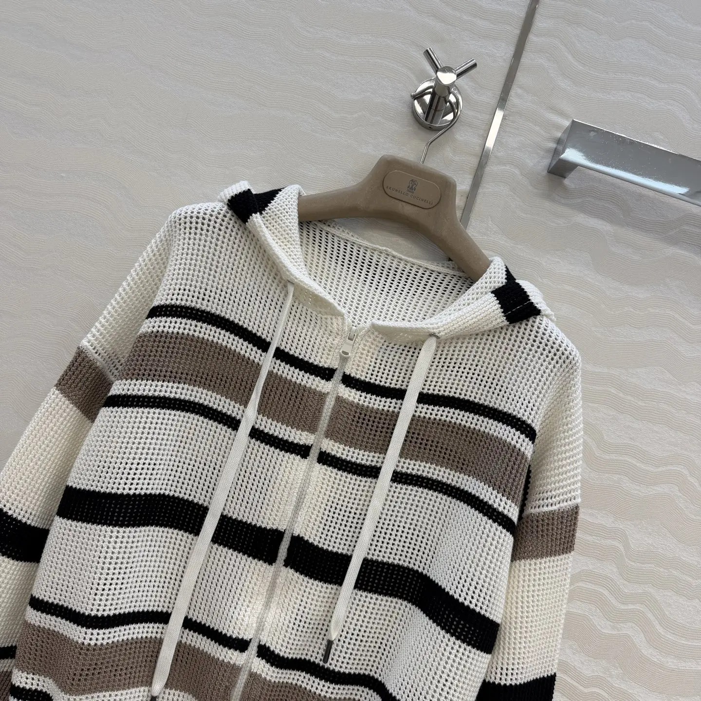 26 New color-matched striped drop-shoulder hooded mini coat. The stripes are openwork, with simple color and pure cotton yarn.