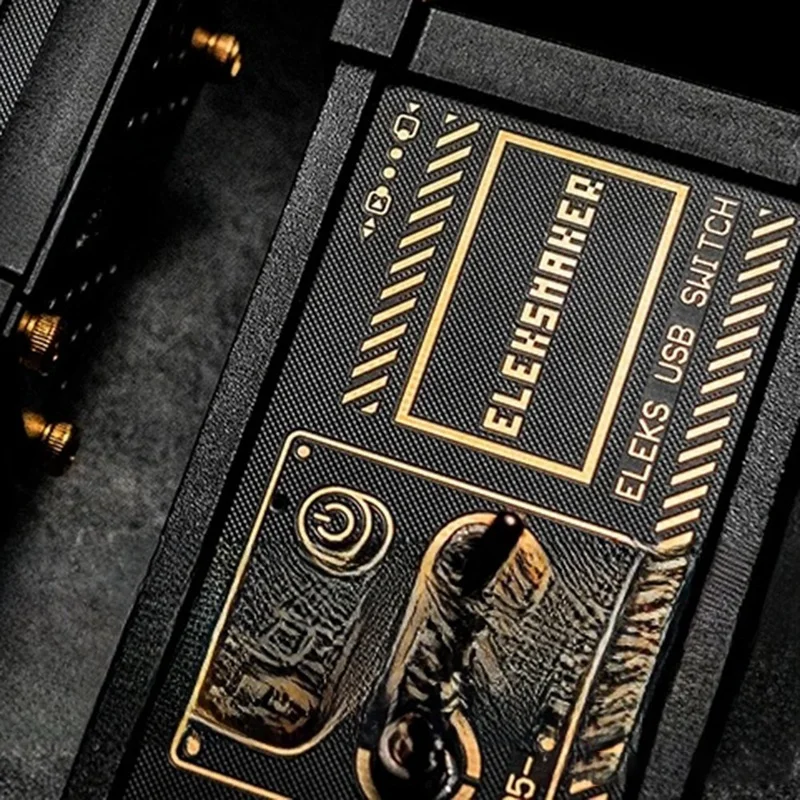 مفتاح USB، مفتاح زر، طلاء ذهبي قديم، إعداد طاولة، إحساس بالمناسبات