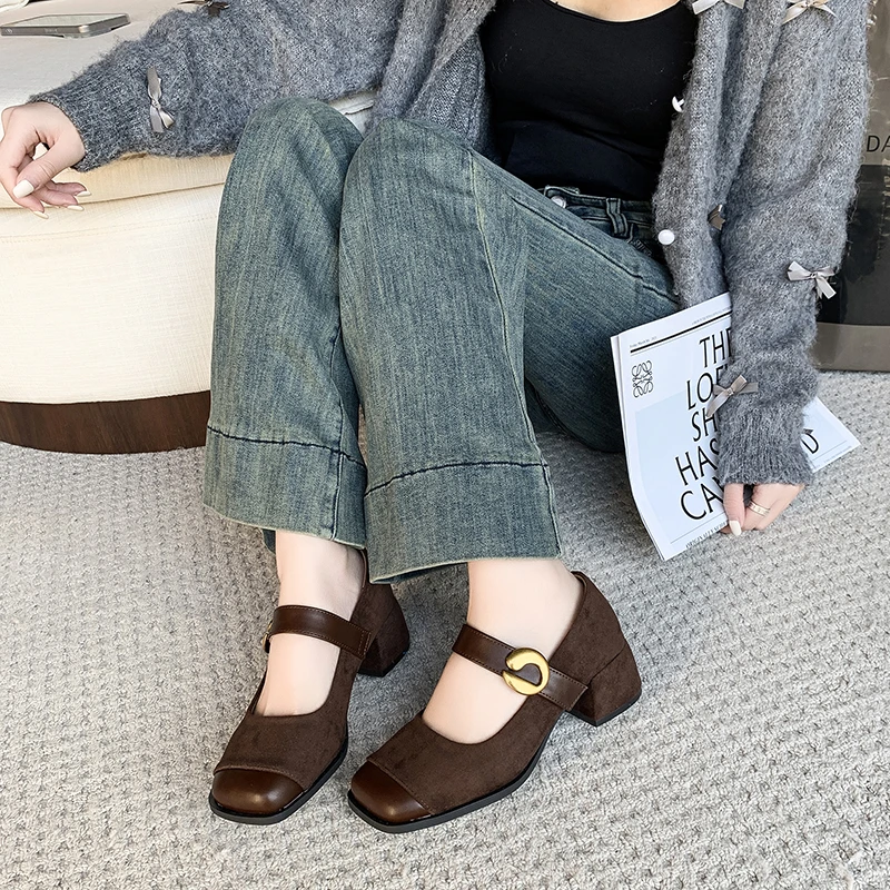 2025 جديد مريح وغير رسمي المرأة المخملية الجديدة بلازا تو جامعة نمط مضخة عادية موضة مشبك خفيف أحذية عالية الكعب