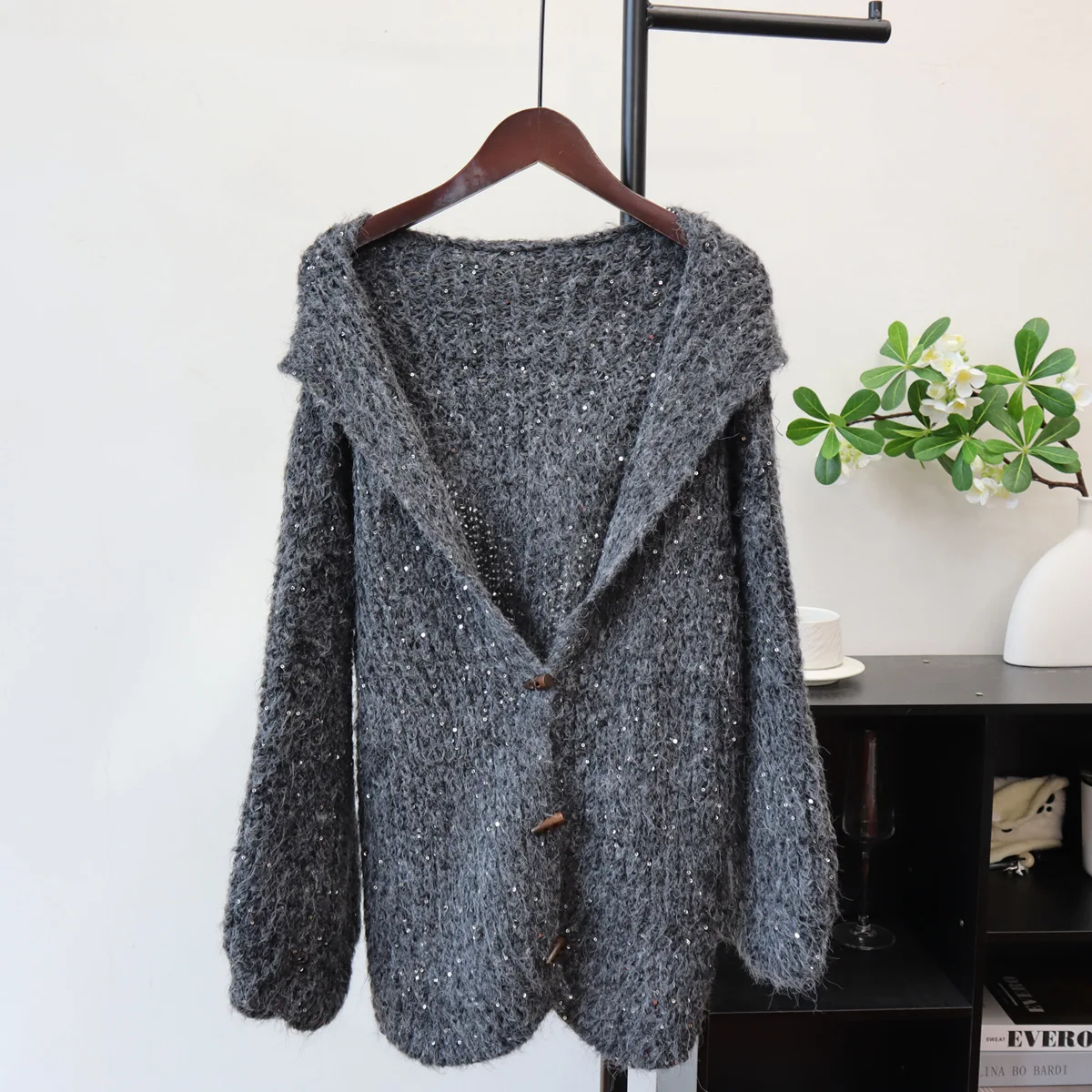Cardigan lavorato a maglia con cappuccio e paillettes in corno di mucca con fibbia Design Sense Autunno e inverno Nuova giacca maglione allentato per donna