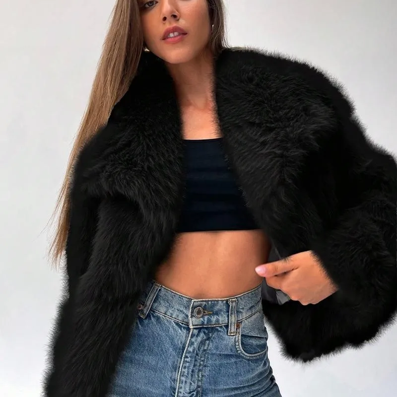 معطف شتوي قصير للسيدات لعام 2025 من الفرو الصناعي عصري كبير الحجم مع طية صدر السترة وأكمام طويلة سترة دافئة من الفرو الصناعي بلون واحد