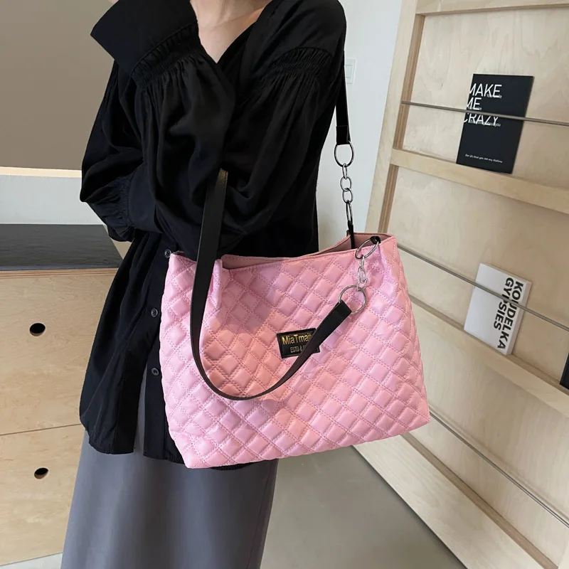 

​ ​ Лето 2025 года, стеганая сумка-тоут с цепочкой для женщин, простая модная сумка через плечо, большая вместительная сумка через плечо, классический шикарный стиль ​