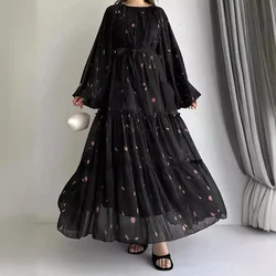 Abito musulmano per donna a Dubai, Arabia Saudita. Abaya marocchino, vestaglia con cintura in chiffon alla moda, abito alla moda ed elegante.