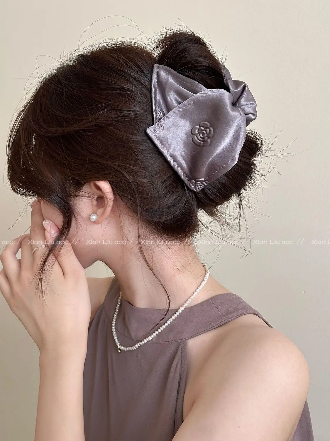 

Elegant Shell Embossed LargeHair Claw Clip for Women 3D Simple Versatile Hair Clip for Updo Ponytail Boho Hair Accessories