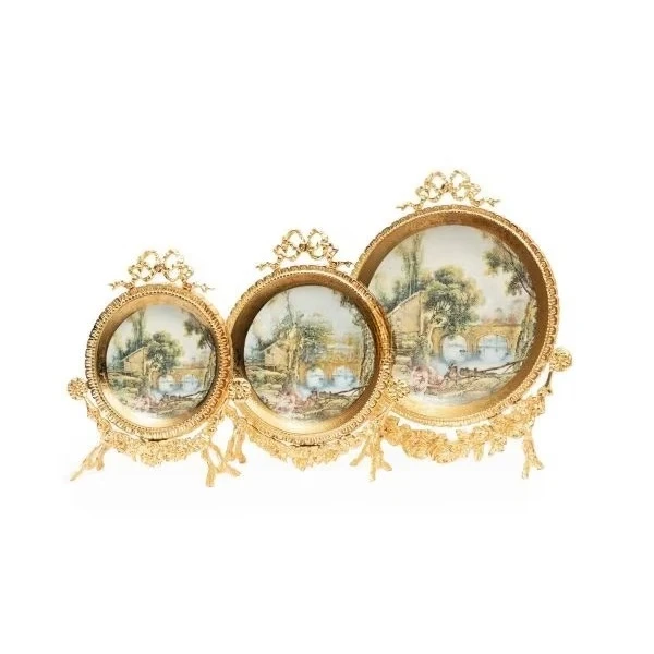 Conjunto de paneles decorativos de latón dorado antiguo con pinturas campestres clásicas y soportes de marco adornados