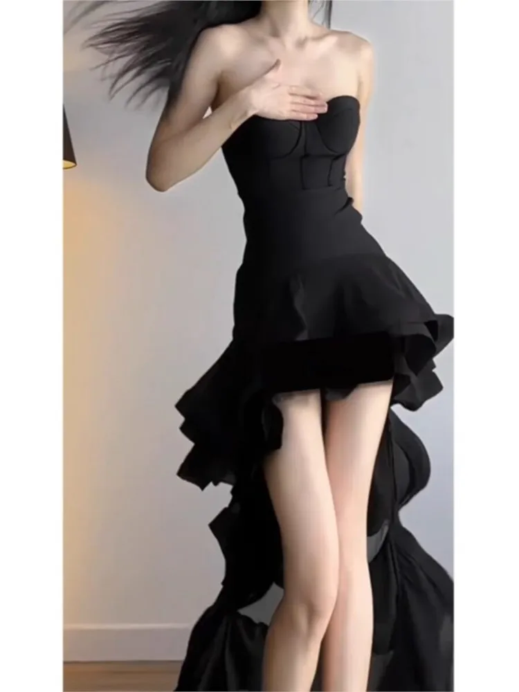 A light luxury niche irregular strapless dress with birthday vibe