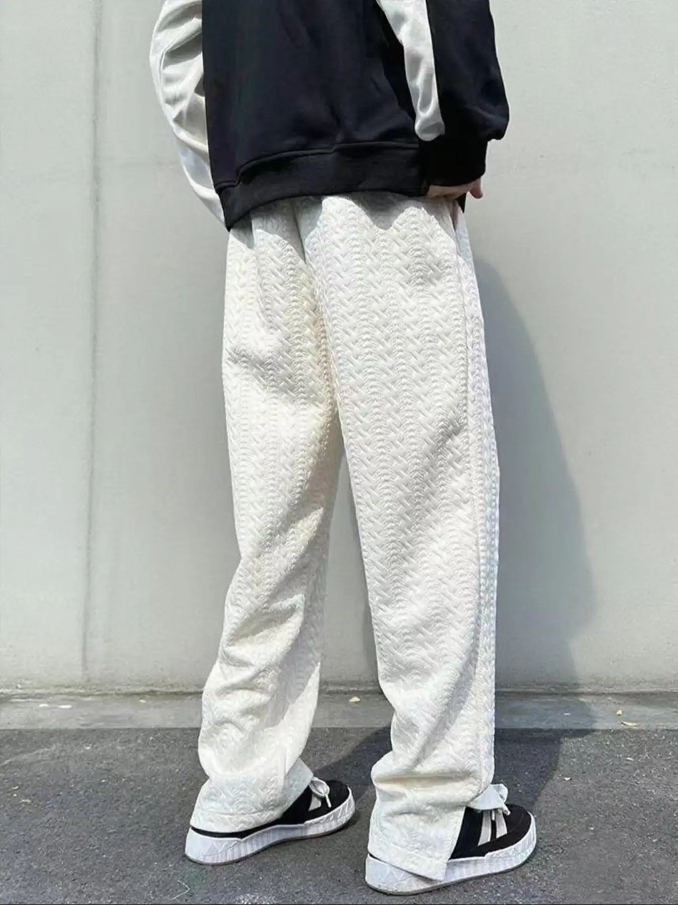 Herren Casual Minimalistische Jogginghose mit Buchstabendruck, Geteilter Saum, Strukturierter Jacquard-Stoff, Kordelzug am Bund, Komfortabler Schnitt – Detail 9