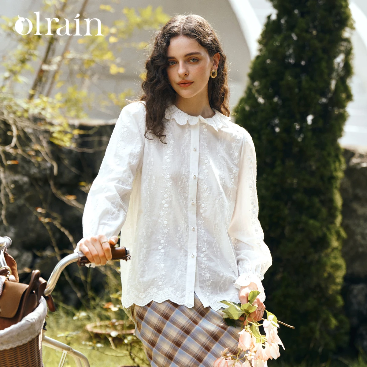 

OLrain Women's French Elegant Embroidered Shirt 2025 Autumn Lace Collar Pearl Buttons Elastic Cuffs Loose-fit Shirt O57QC001302