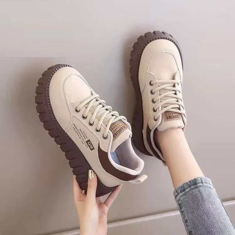 Nuevo 2025 primavera y verano zapatos de tablero con aumento de altura zapatos casuales de mujer zapatos de estudiante zapatillas blancas antideslizantes para mujer