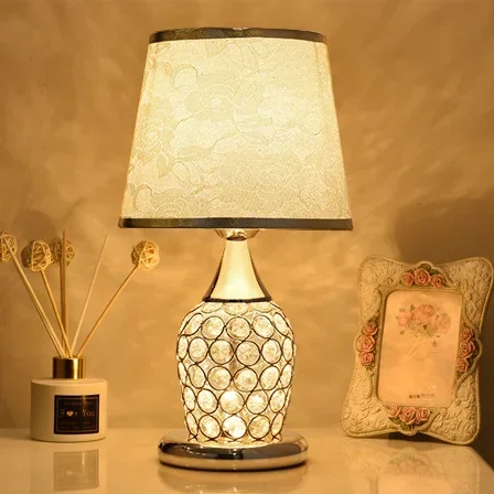 Lámpara de escritorio de cristal europea Ins, lámpara de escritorio cálida y sencilla para dormitorio, decoración creativa de moda romántica, lámpara de noche