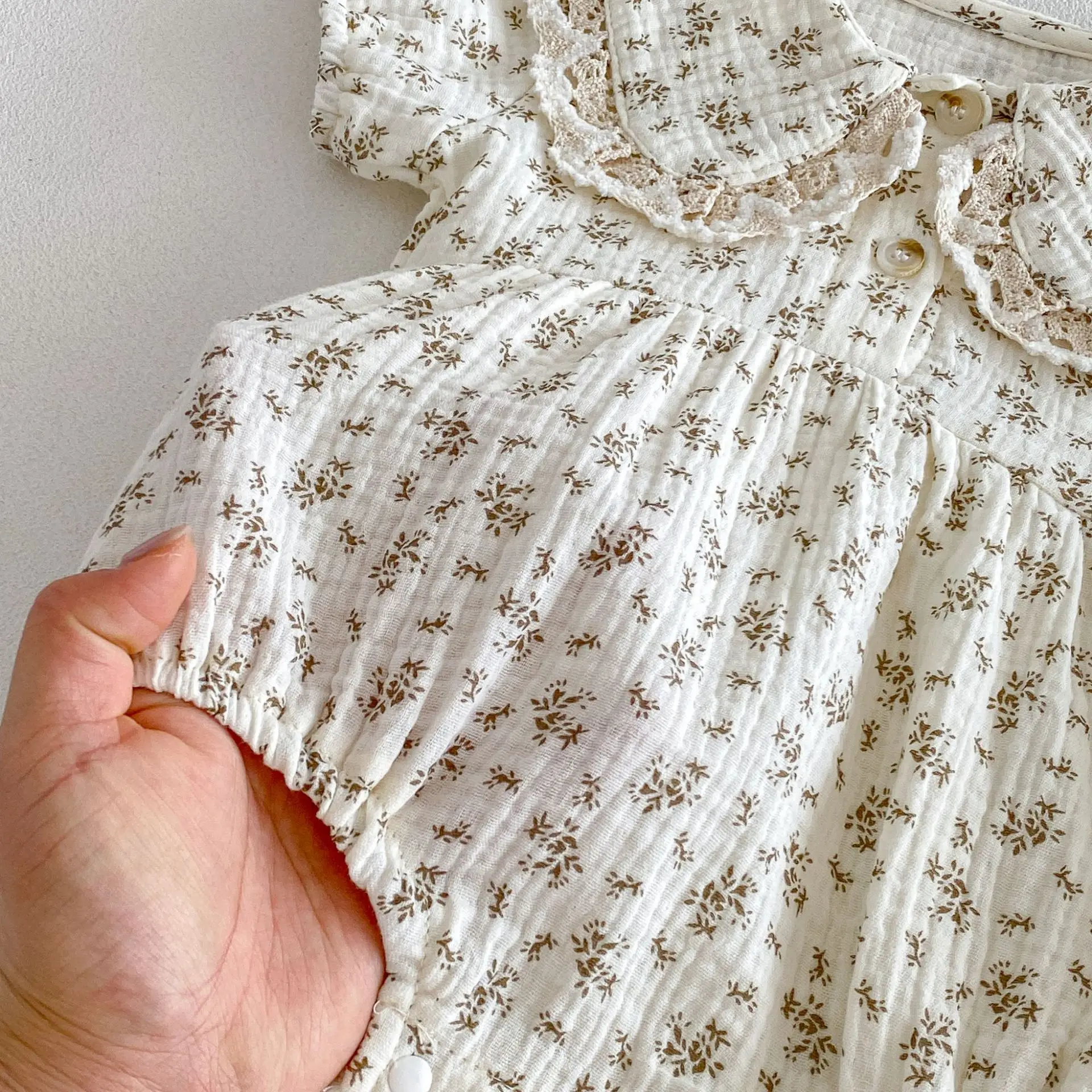 3-24M Sommer-Babybody im pastoralen Stil mit floraler Spitze und Peter-Pan-Kragen für Kleinkinder, Mädchen, weiche Baumwollkleidung – Detail 8