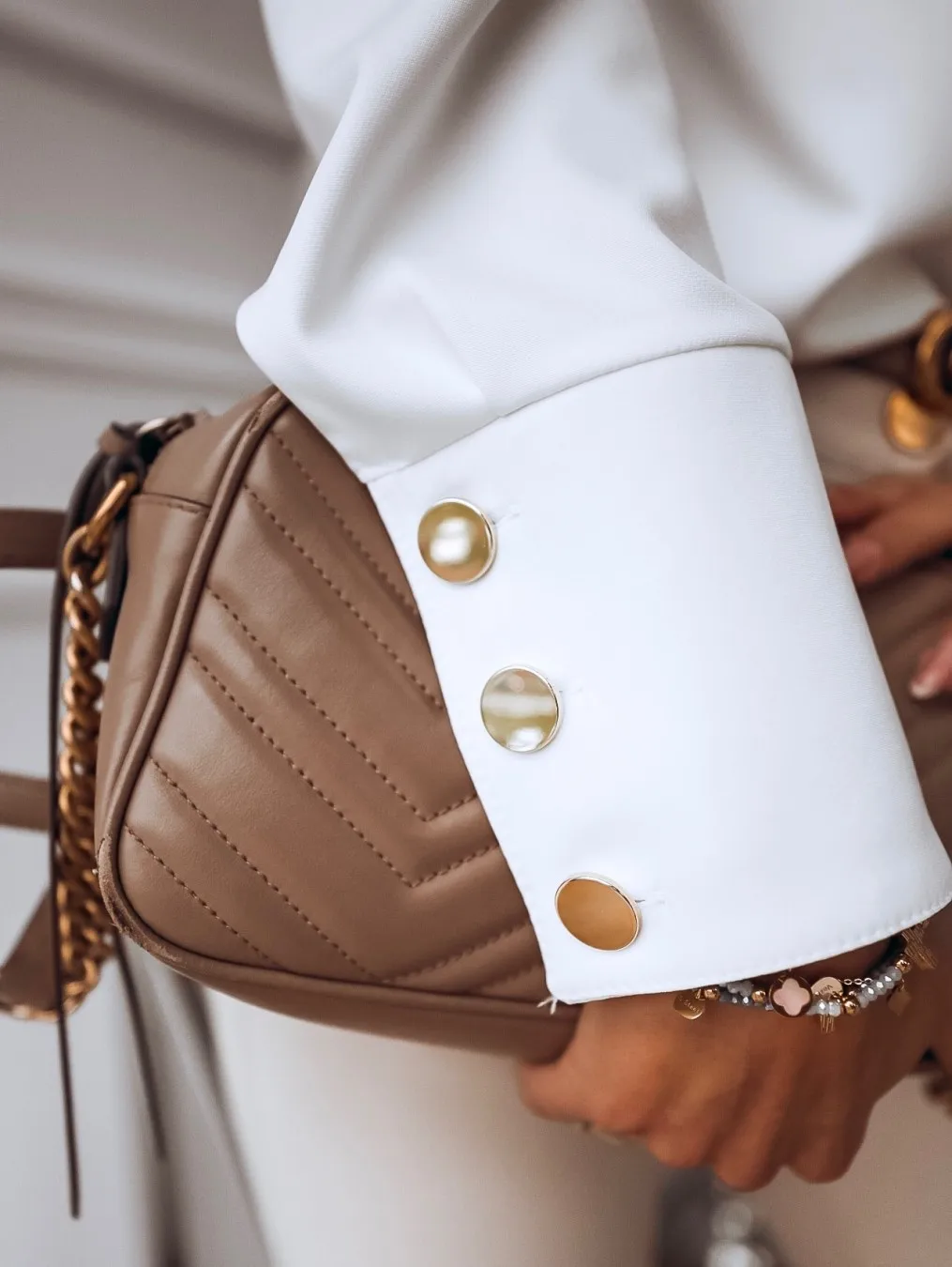 เสื้อแฟชั่นสีขาวดำ คอกลม แขนยาว สำหรับผู้หญิง รุ่น Q890