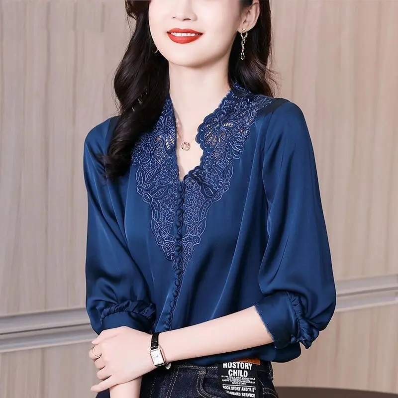 Heavy Duty Simulation Silk Shirt Women\'s 2024 Spring Outfit New French V-neck Embroidered Bubble Sleeve Design Top