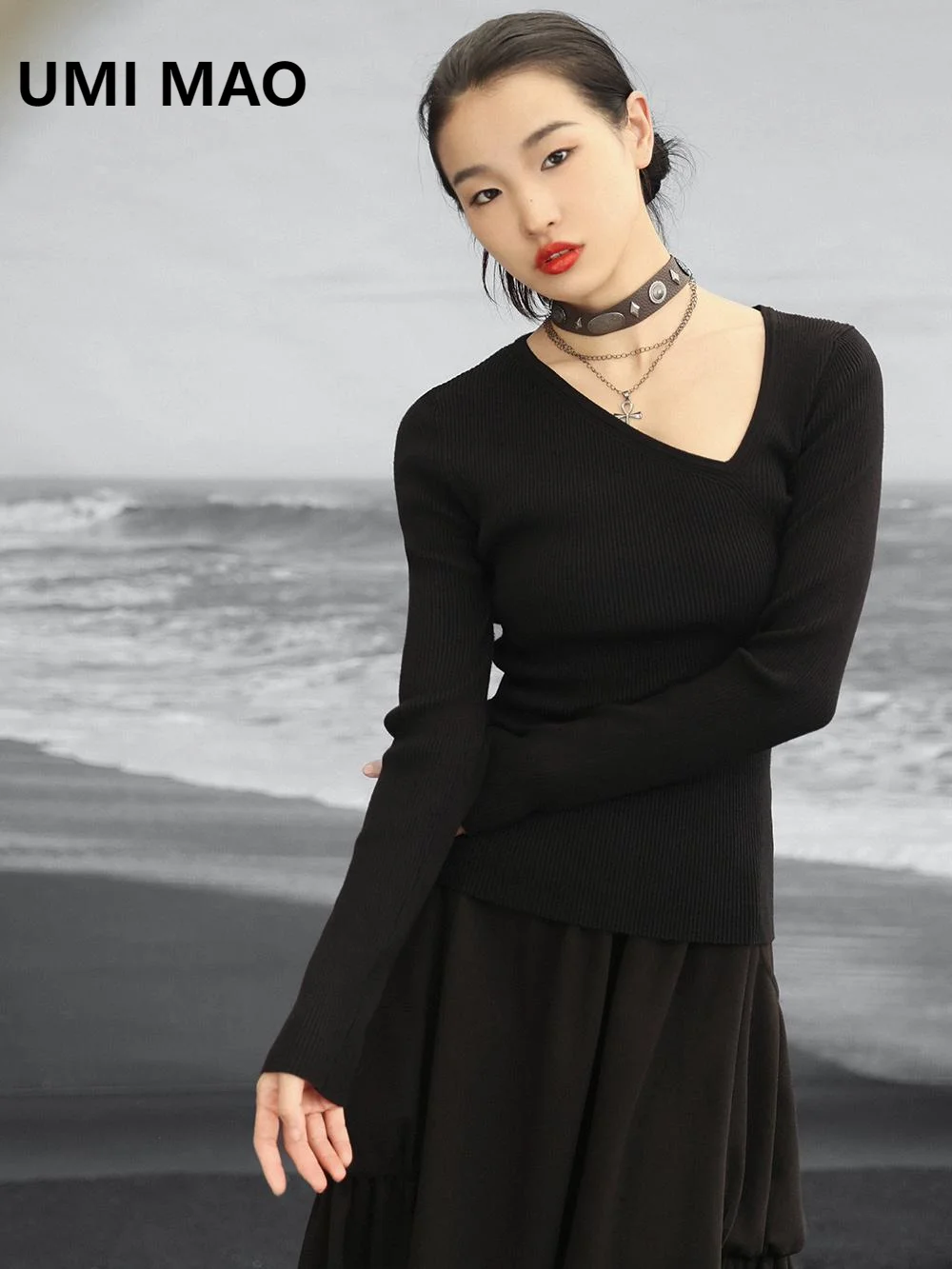 UMI MAO Black Knitted Bottom Shirt For Women Irregular Slant Collar Design Simple And Slim Fit Inner Shoulder Top Femme