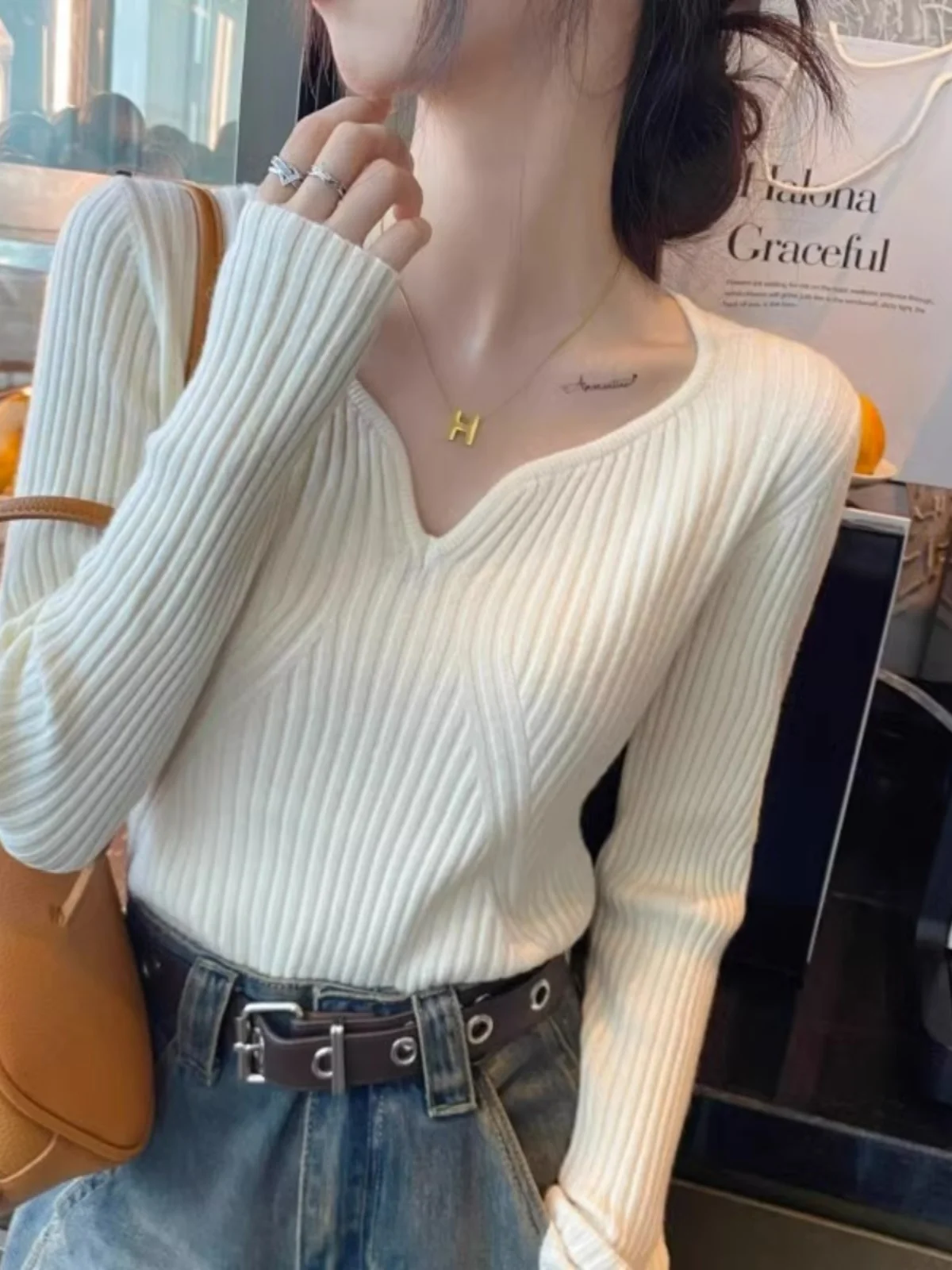

Elegant V-Neck White Knitted Top Women's Long Sleeve Base Shirt Stylish Inner Wear Sweater Top Korean Style Commute Fashion