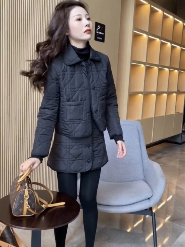 

Модная высококачественная зимняя новая легкая и теплая дизайнерская куртка 2025 года + полуюбка, простой однотонный комплект из двух предметов для поездок на работу