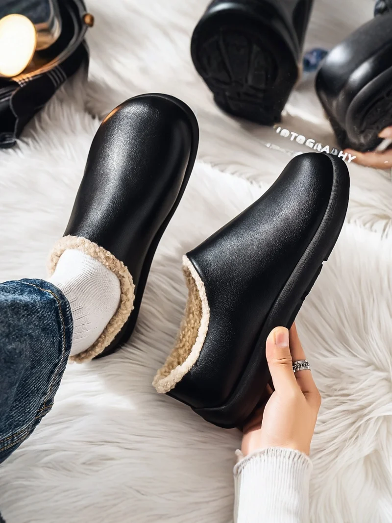 

Men's Winter Fleece Lined Cotton Slippers Casual Home Wear Anti Slip Soft Bottom Toe Covering Comfortable Leather Surface