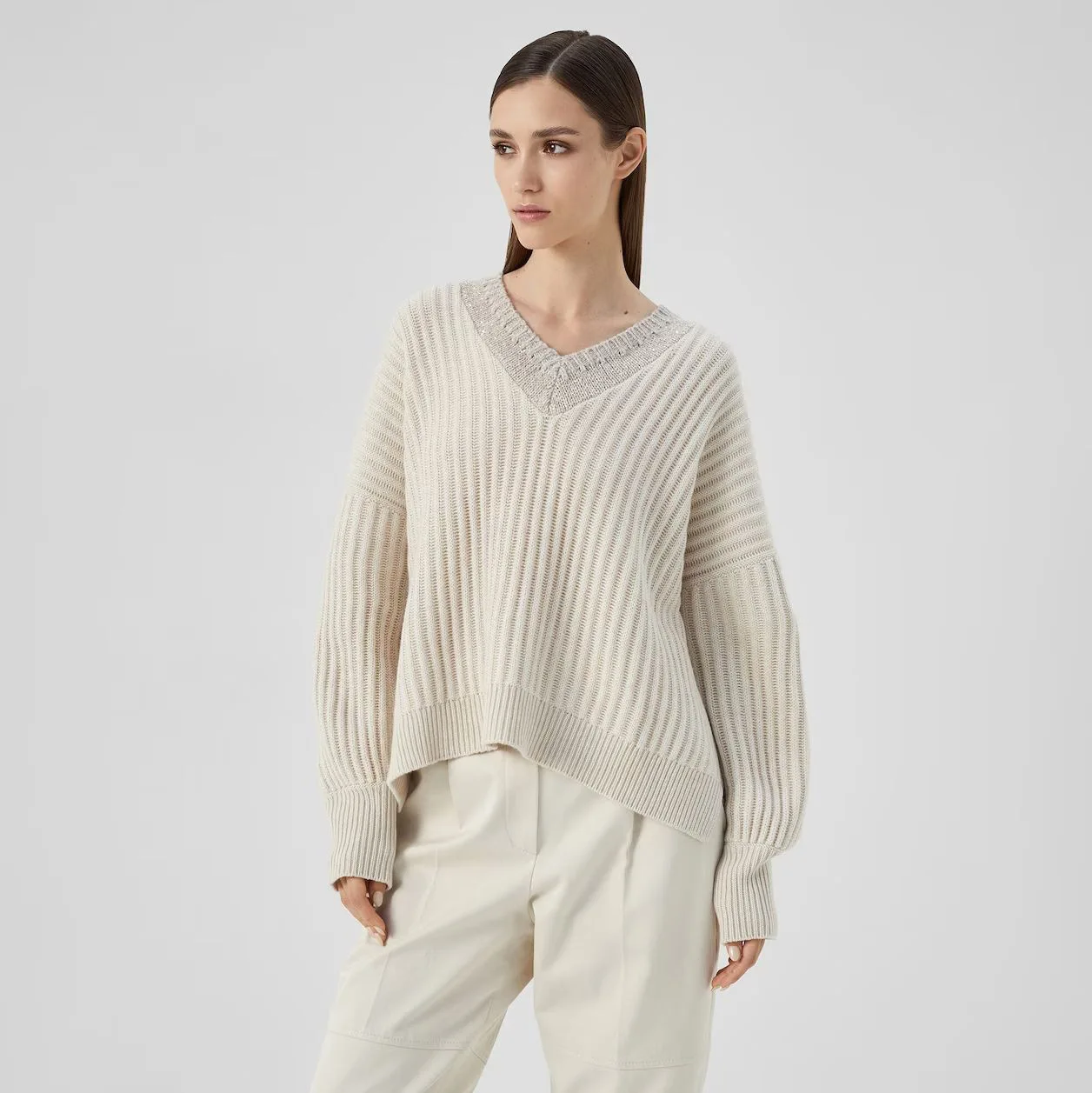 

Stylish V-neck sweater, soft and slim fit, versatile women's top