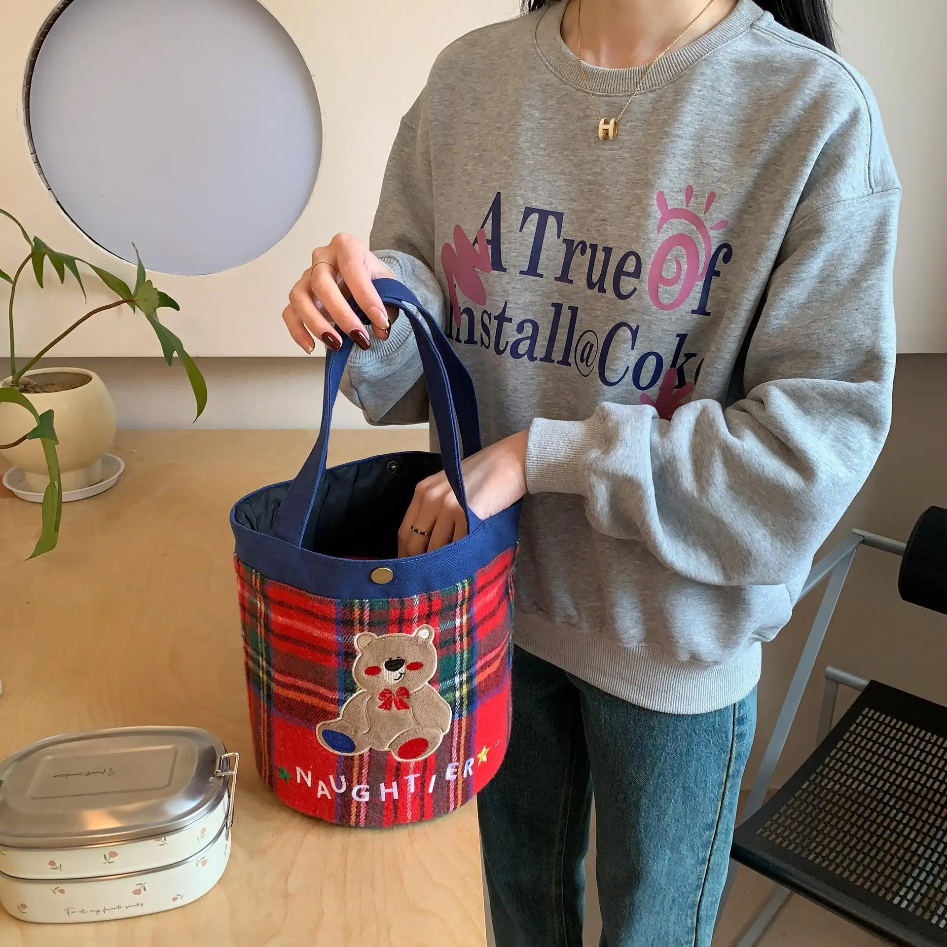 

NAUG Embroidered Bear Canvas Bag Large Capaci Buet Handbag Women's Lunch Bag Faionable Daily Use Handbag for Women