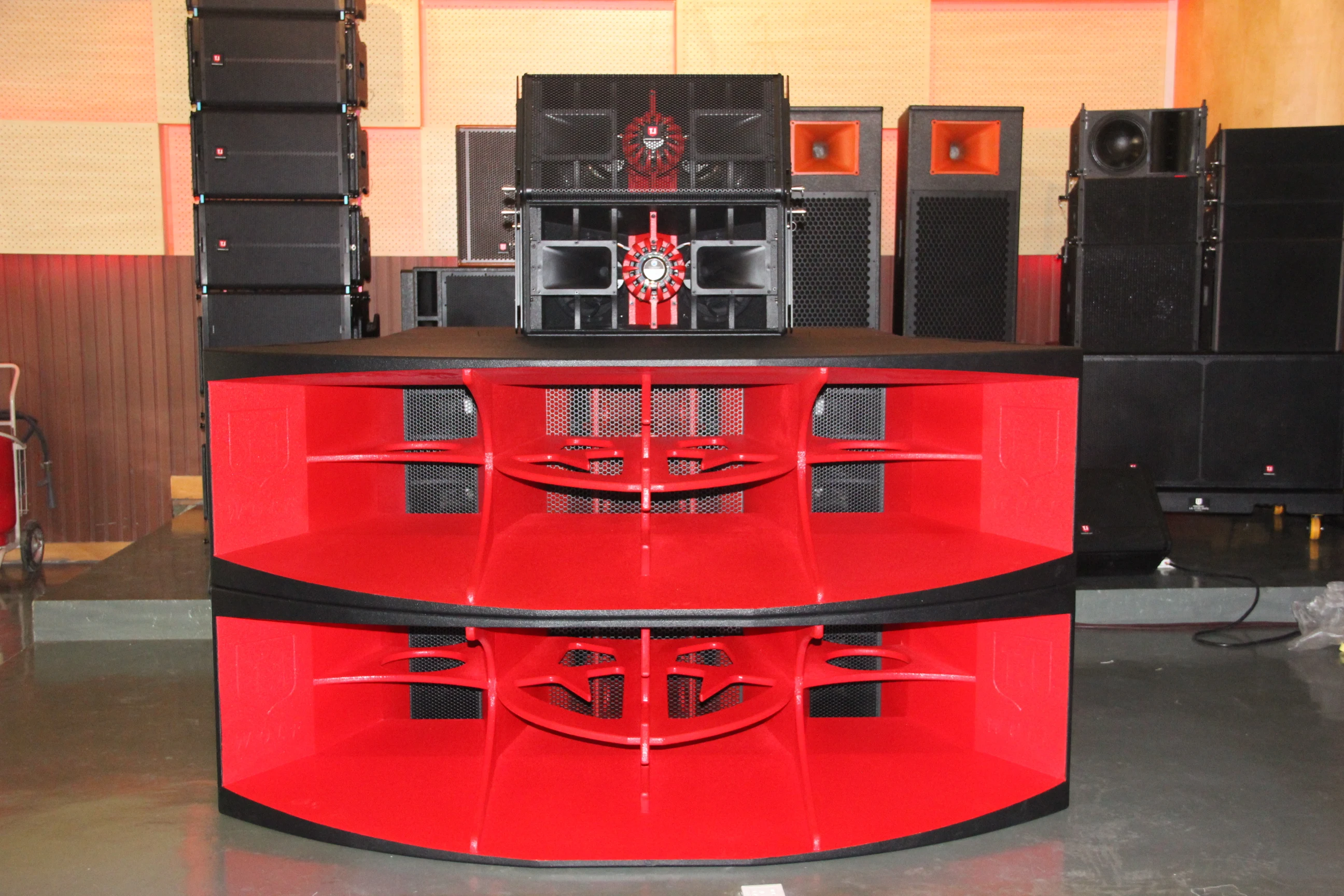 Speaker Audio Klub Berkualitas Tinggi T.I Wolf Club Series Dual 18'' Bass dengan Wolf Horn Wolf28 dan Wolf 28 Horn Sound untuk Klub
