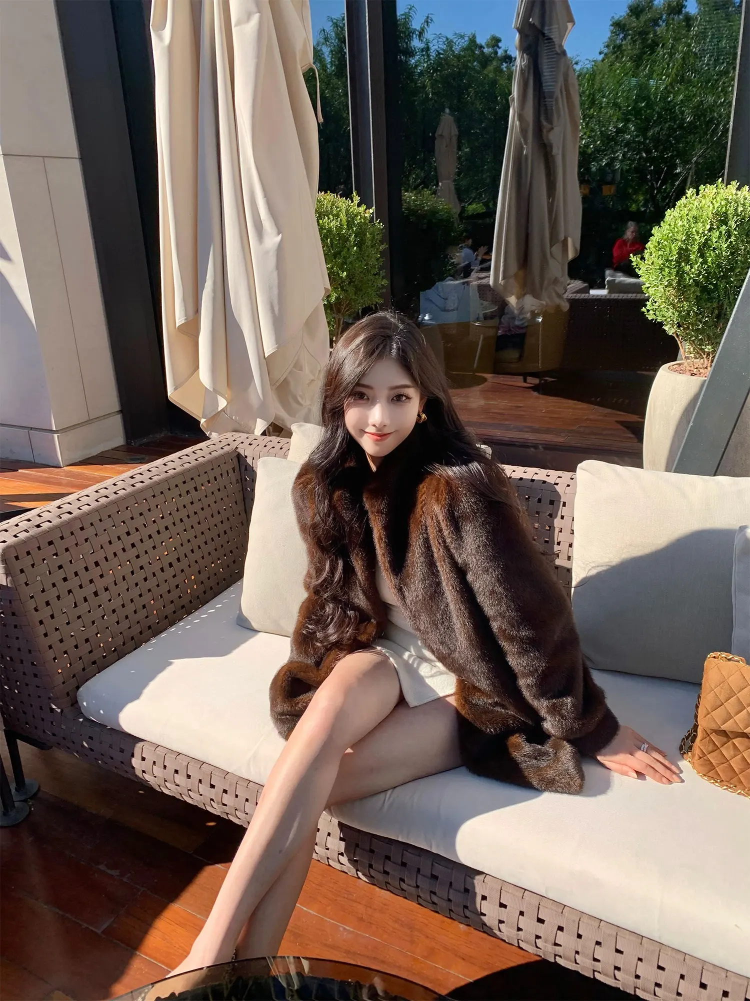 

Женская шуба J Studio средней длины, свободного кроя, с воротником-стойкой, скрывающая недостатки фигуры, теплая, экологичная, из искусственного меха норки