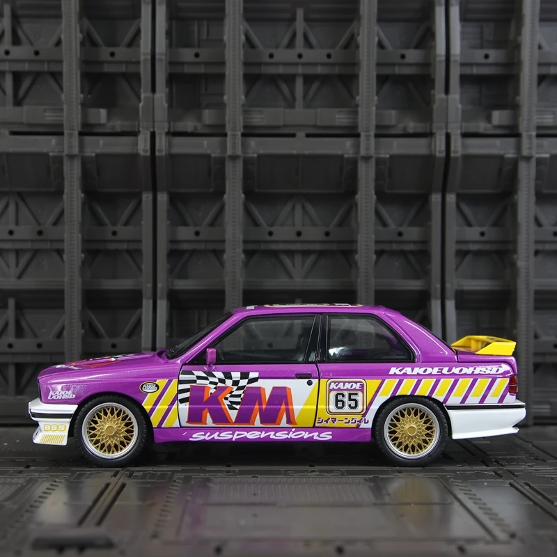Simulação 1:24 BMW M3 versão pintada modelo de carro em liga metálica, portas e capô do motor, porta-malas pode ser aberta, decorações de som e luz