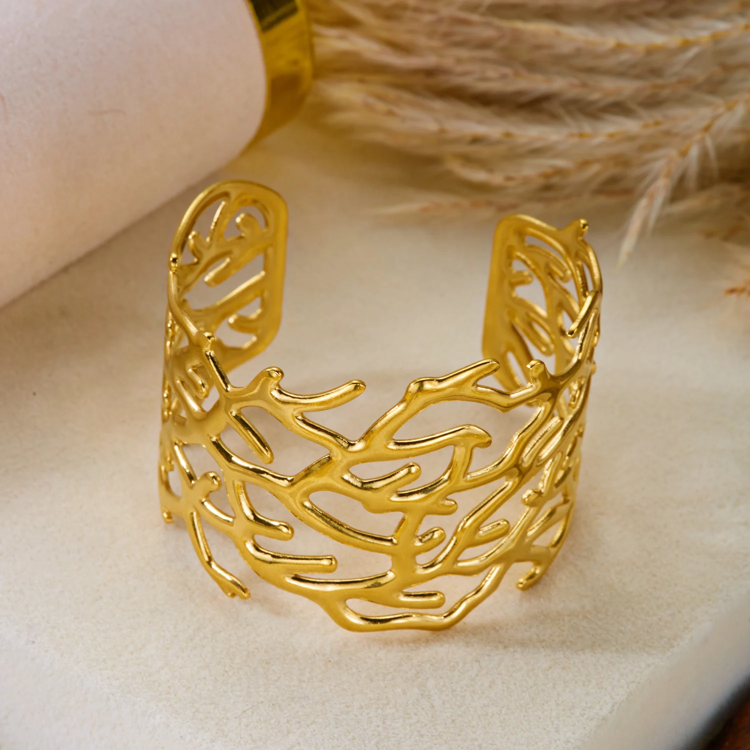 Vintage Korallen-Edelstahl-Armreifen für Damen und Herren, Überdimensionierte Metall-Armreifen in Goldfarbe, Runde Manschetten-Armreifen, Sommer-Handgelenkschmuck – Detail 4