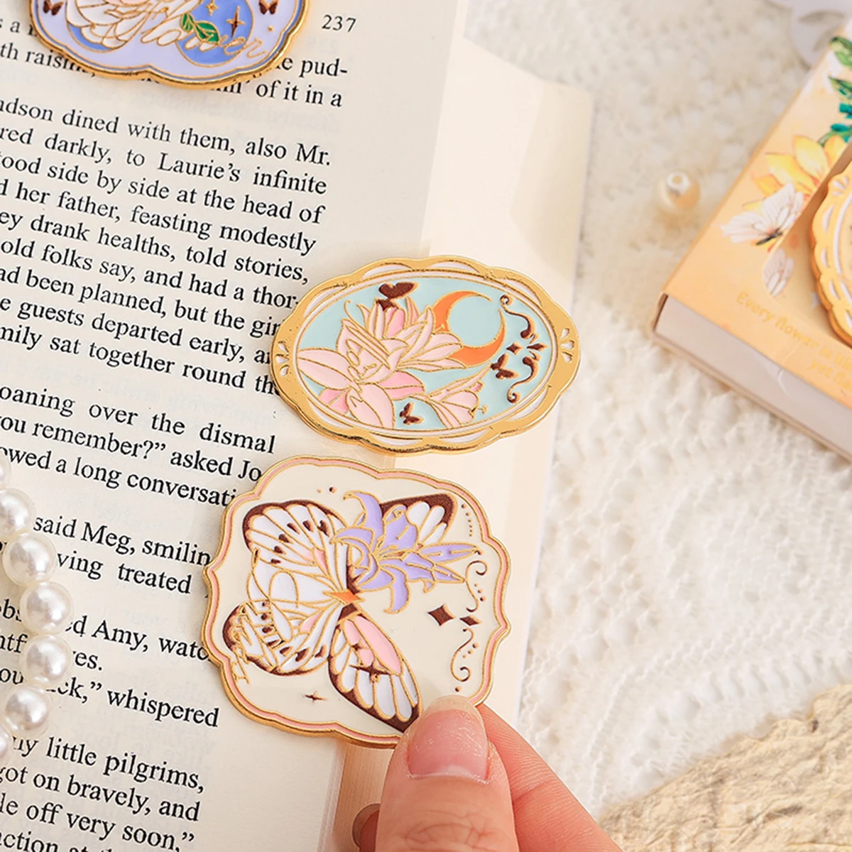 قطعة واحدة من مشبك الإشارة المرجعية المعدني بنمط زهور الفراشة، حرفية منقوشة، لمشبك تزيين تخزين المستندات المكتبية للدراسة.