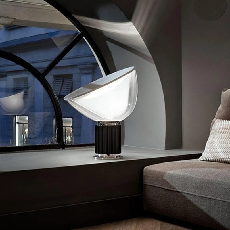 مصابيح أرضية زجاجية فنية ذات طابع شخصي إيطالي ما بعد الحداثة الراقية لغرفة المعيشة وغرفة النوم بجانب السرير مصباح مكتبي LED إبداعي