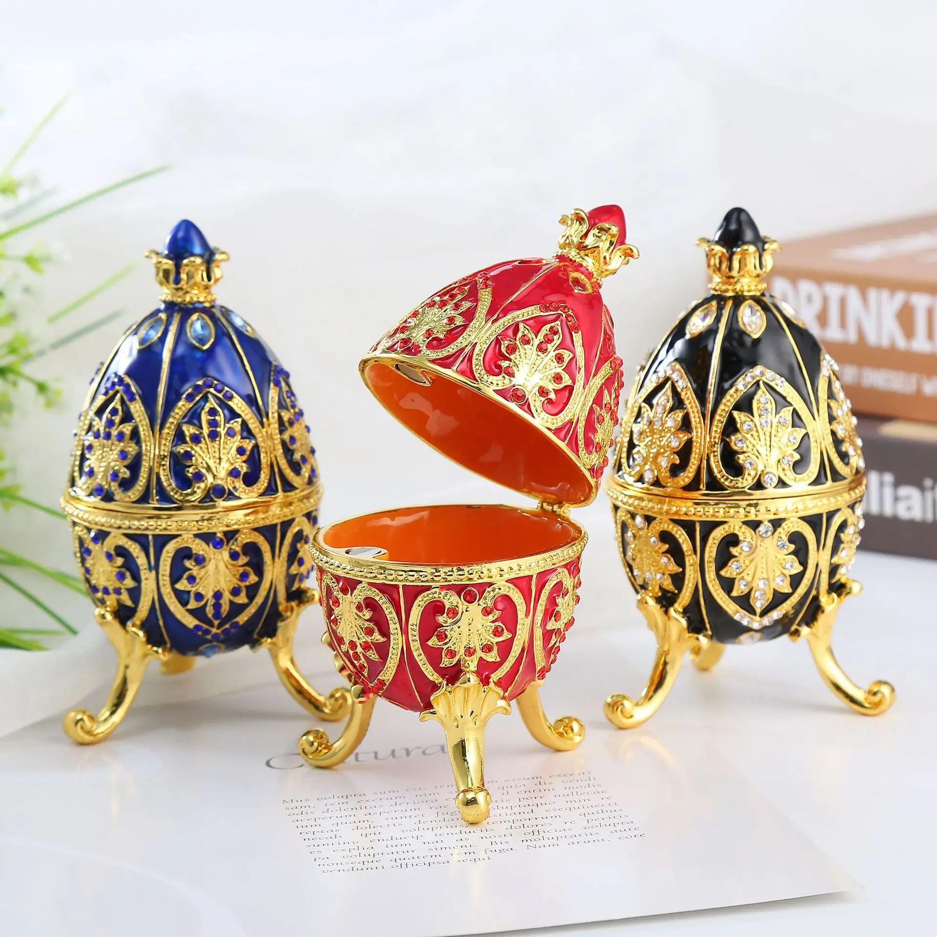 European luxury plated diamond-inlaid metal craft gifts. Creative home decoration. High-end exquisite gift jewelry storage box