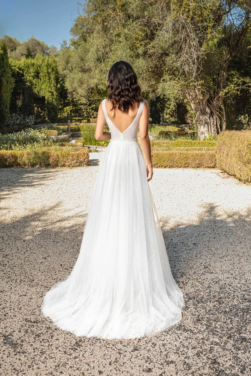 فساتين زفاف مخصصة على شكل حرف a أبيض رقبة على شكل V بدون أكمام تول فساتين زفاف 2025 عميق على شكل حرف V بدون ظهر فساتين عروس طويلة بسيطة #2