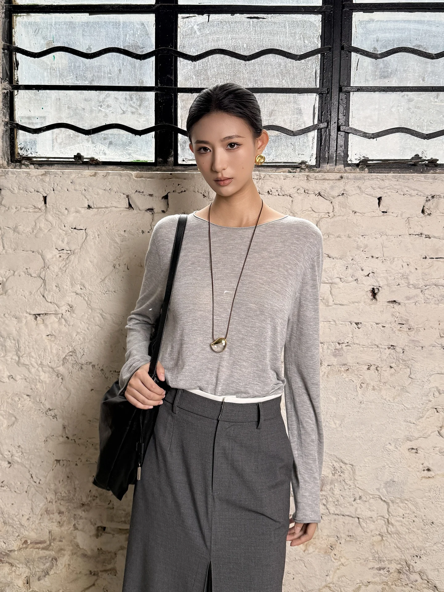 

Женская универсальная модная футболка Jieji Zhang Qi Spring из ацетатного кашемира с длинным рукавом и вырезом на плечах, базовый топ