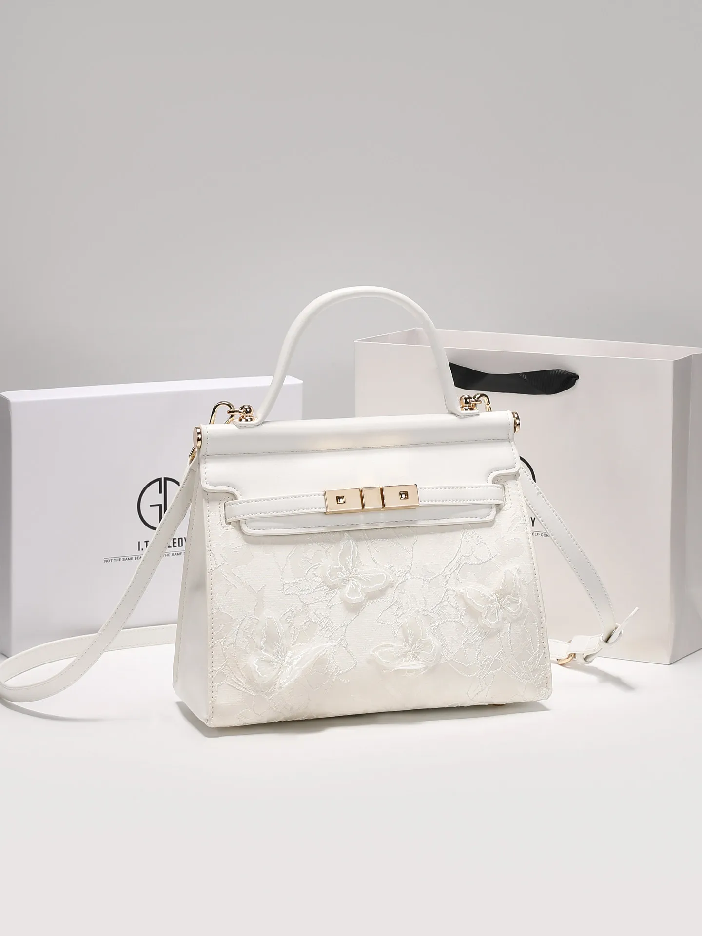 Elegant and Luxury Handbag with Beautiful Lace Butterfly Decoration and High Quality Leather 2026 Women Versatile Crossbody Bag