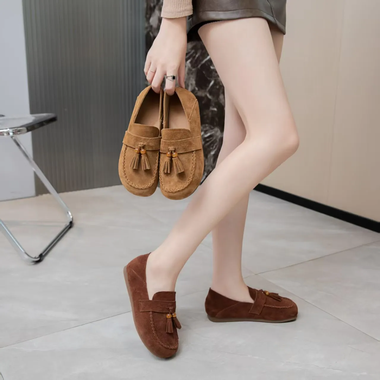 

Осенние новые дизайнерские замшевые туфли на плоской подошве для женщин, однотонная модная повседневная обувь, женская обувь высокого качества на мягкой подошве в стиле ретро