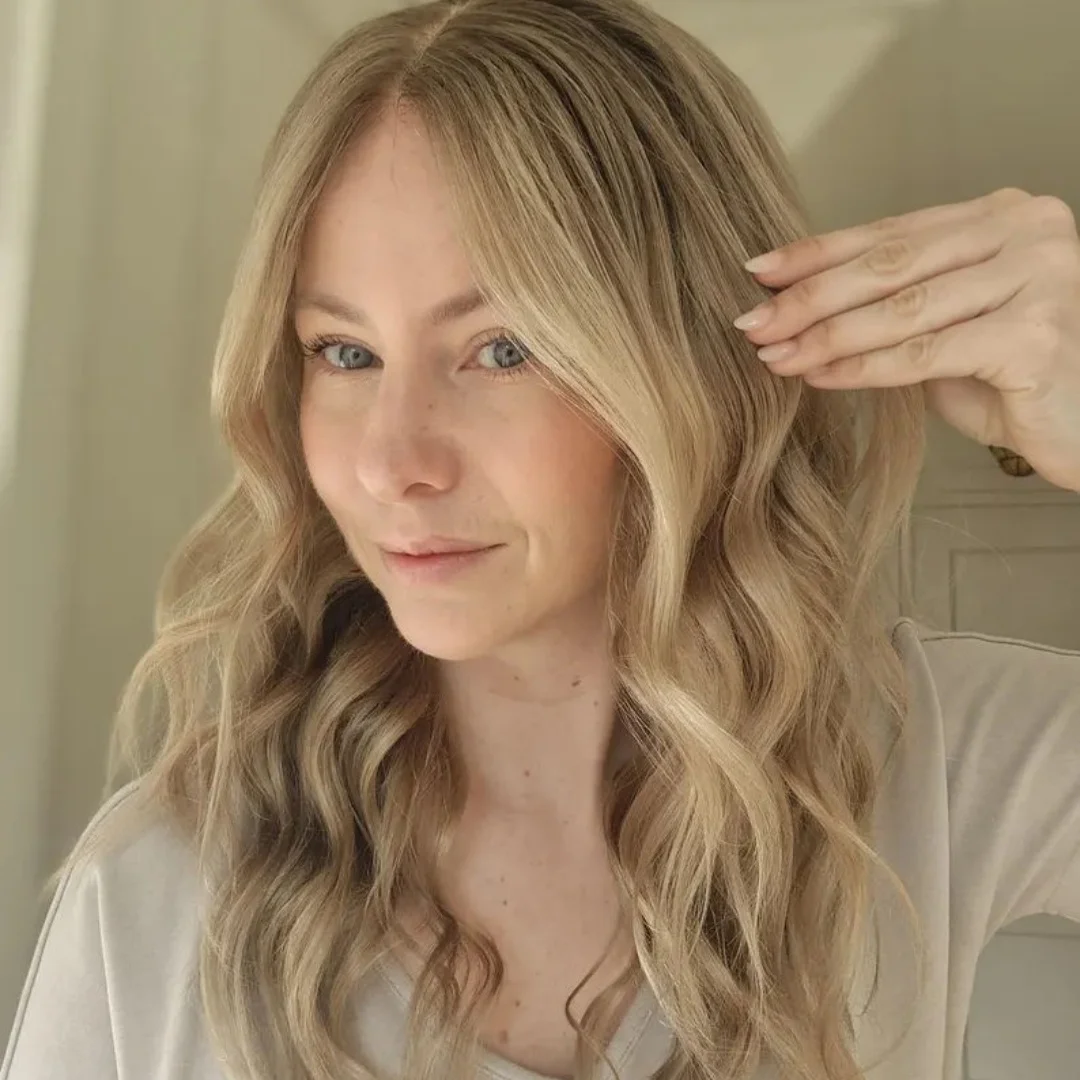 Wig Wanita Highlight Ombre Pirang Muda Berkualitas Tinggi Wig Sintetis Lace Front Wig Wanita Model Body Wave Wig Belahan Rambut Bebas Belahan Tengah