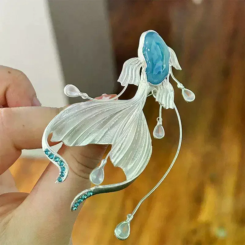 Crystal White Fish Brooch Elegant High-end Dreamy Luxury Deep-sea Brooch Women Clothing Accessories Unique Jewelry