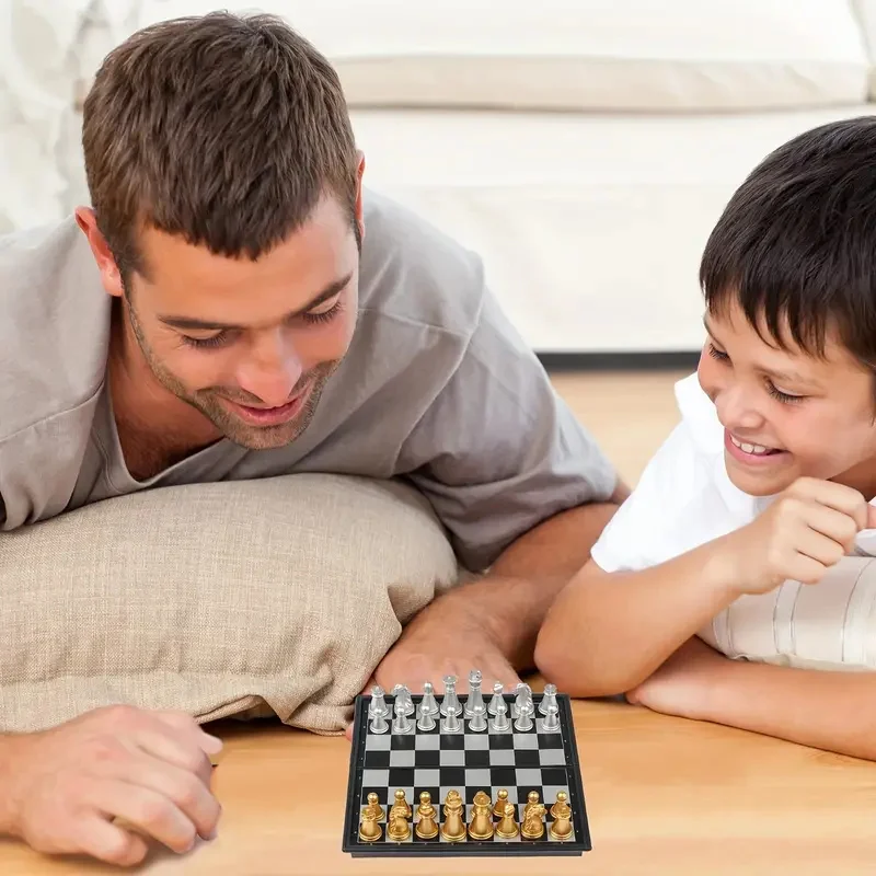 لعبة شطرنج مغناطيسية صغيرة ألعاب قابلة للطي رقعة شطرنج بلاستيكية مغناطيسية لعبة تفاعلية محمولة للأطفال والكبار هدية عيد ميلاد