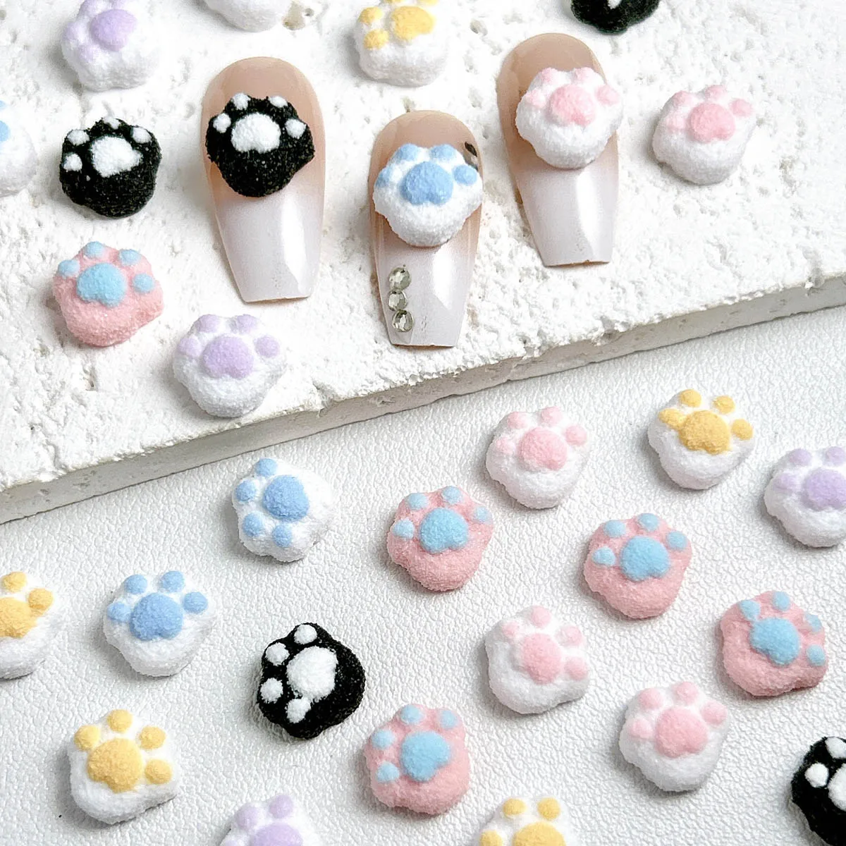 20PCS Entzückende Mattierte Farbige Katze Pfote Harz Nagel Charms Kreative Leuchtende Chubby Paw Nail art Dekorationen DIY Haar Clip Nägel