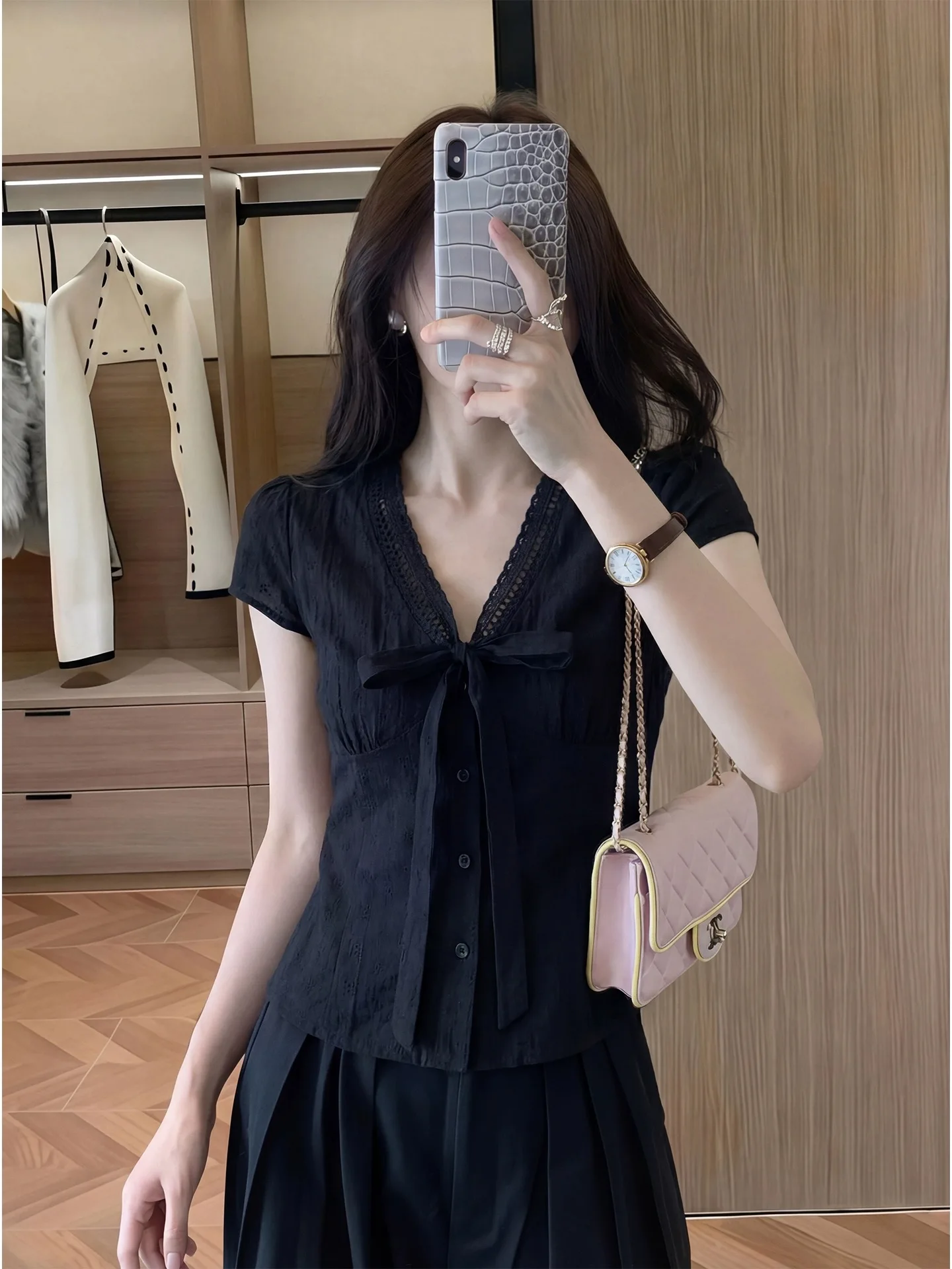 

Elegant Slim Fit Shirt Design Sensation Retro Waist Cinching Spring 2026 Women's Business Casual Polyester Short Sleeve V-Neck