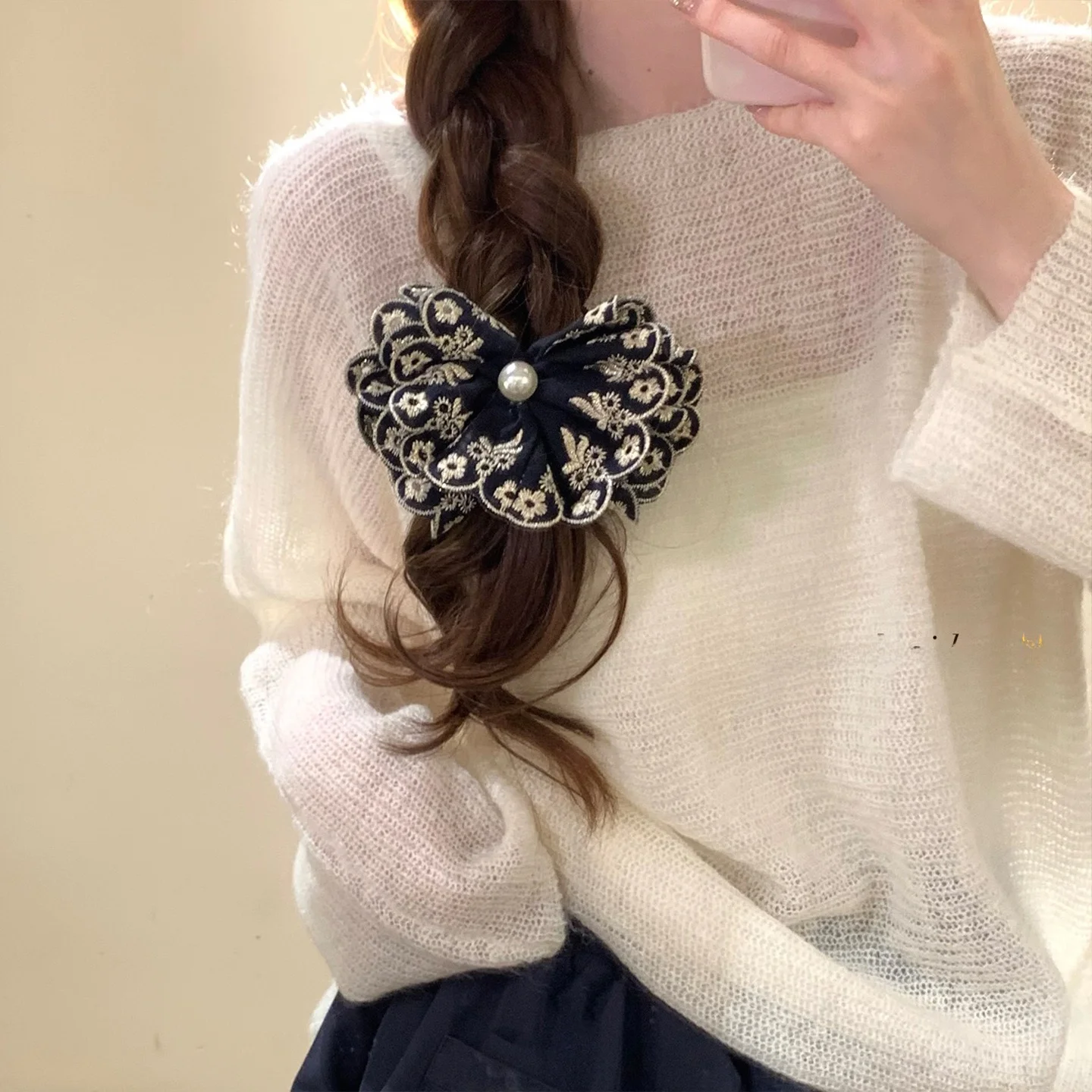 presilha-de-cabelo-fena-estilo-corte-original-com-renda-bordada-flor-de-perola-e-design-de-banana-acorio-de-cabelo-m