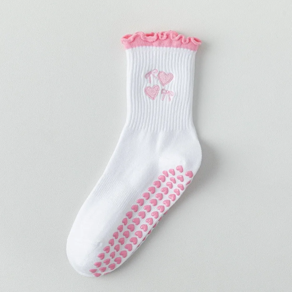 2 أزواج القلب سيليكون جورب وحيد النساء اليوغا الجوارب التطريز الكرز نمط جوارب بيلاتيس لينة القطن عدم الانزلاق الجوارب داخلي