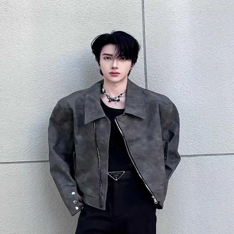 

Мужская коричневая кожаная куртка на молнии с асимметричным дизайном, осенняя коллекция 2024, повседневный стиль, молодежный образ, энергичный и модный дизайн.