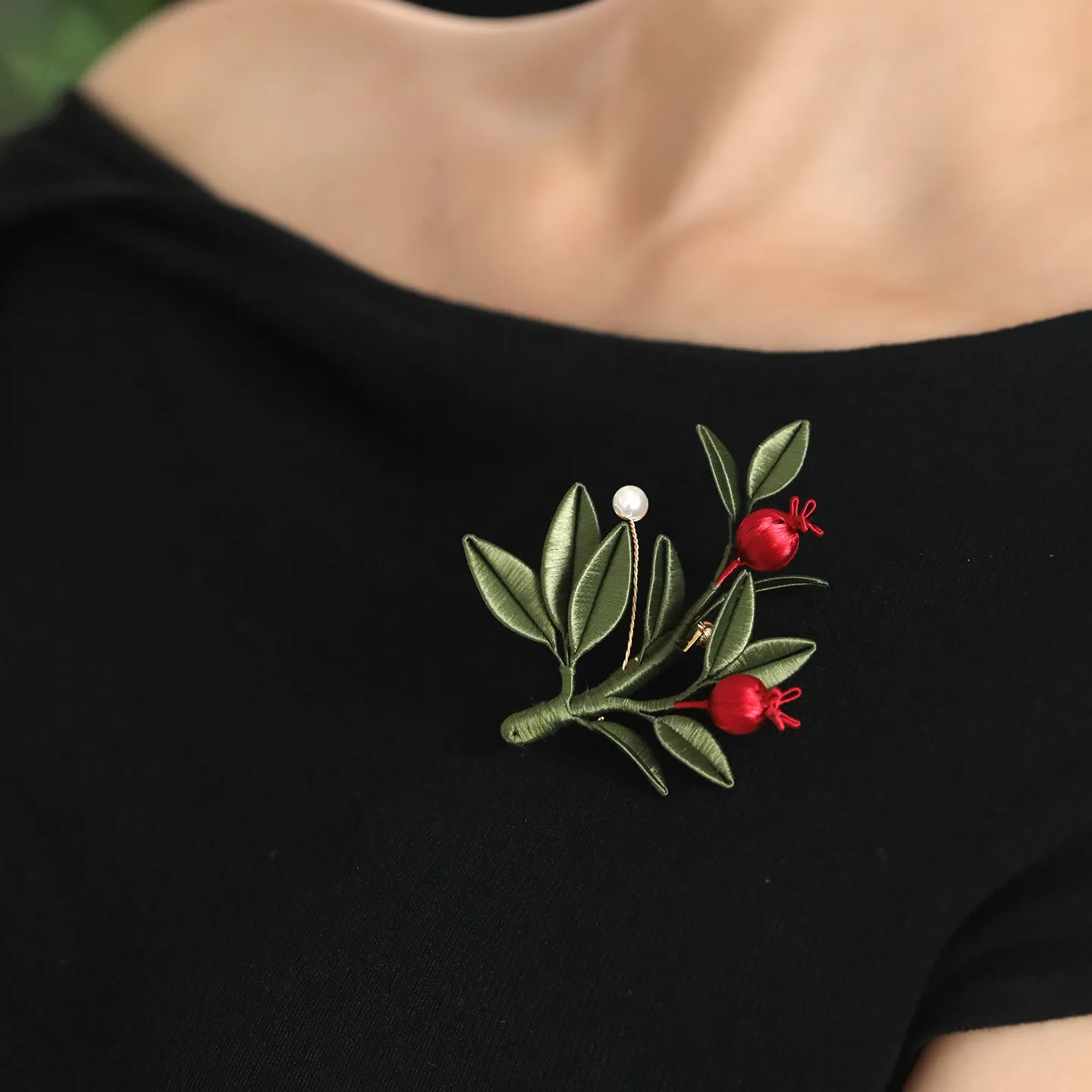 Chinese Traditional Chan Hua Handmade Red Pomegranate Brooch Faux Pearl Elegant Lapel Pin For Women Hanfu Casual Wear Jewelry