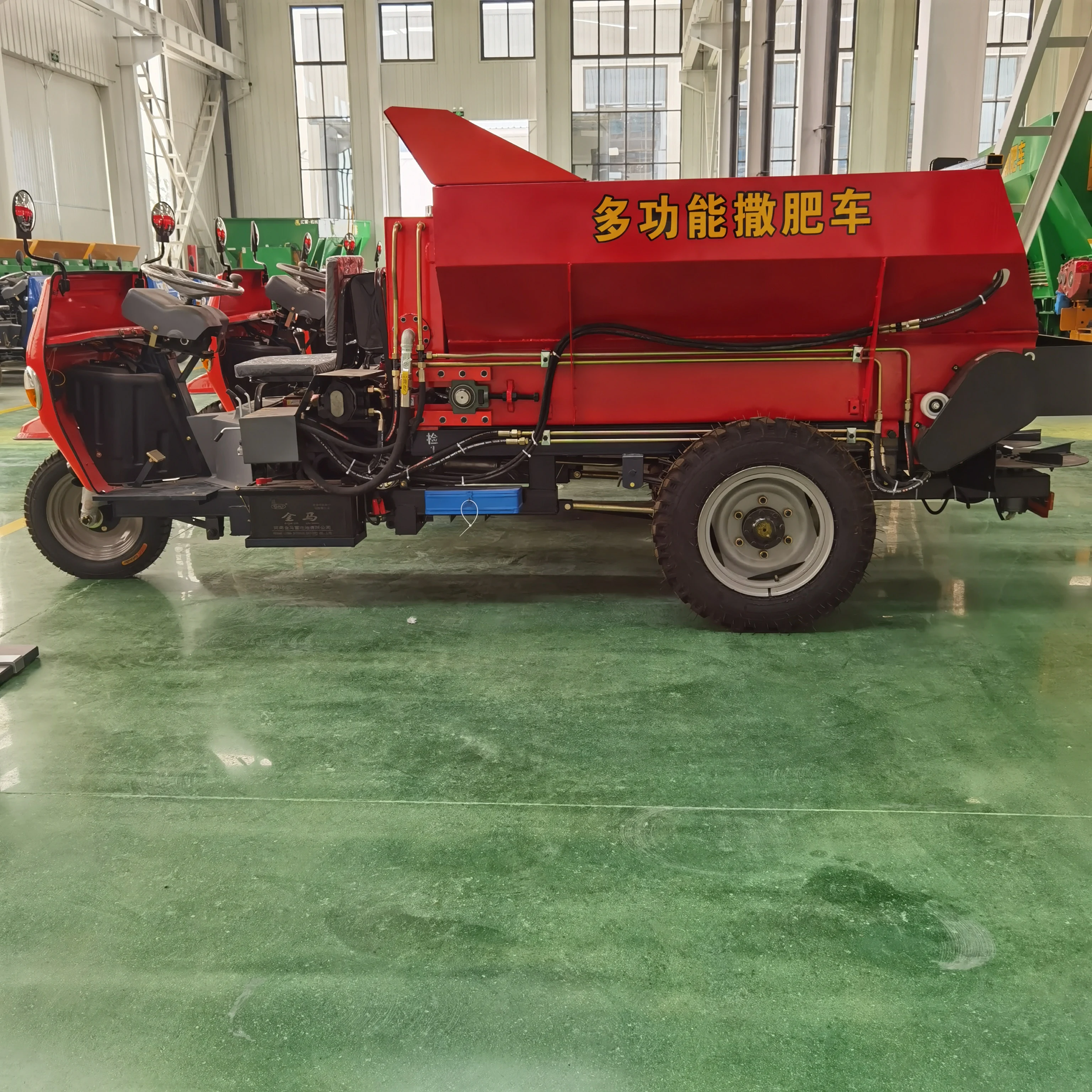 Newest Cheap Self-propelled Three-wheeled Manure Spreader Traction Fertilizer Spreader