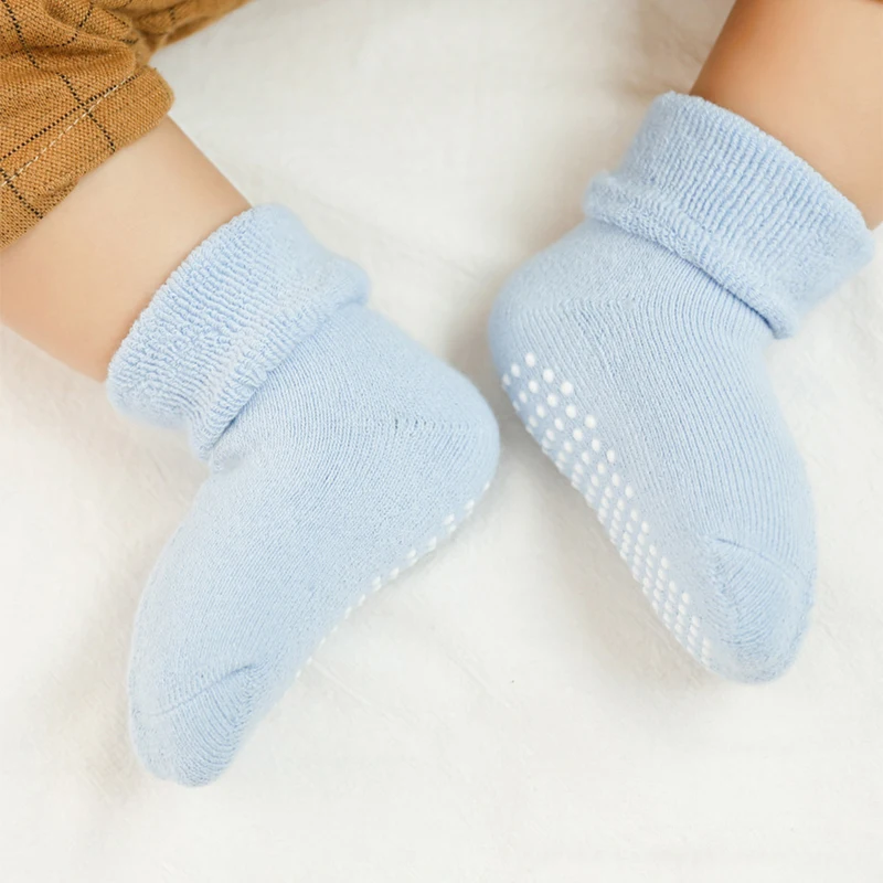 6 Paar einfarbige, flauschige, dicke Babysocken, selbstklebende, rutschfeste Laufsocken für Kleinkinder, Trampolinsocken für Kinder – Detail 5
