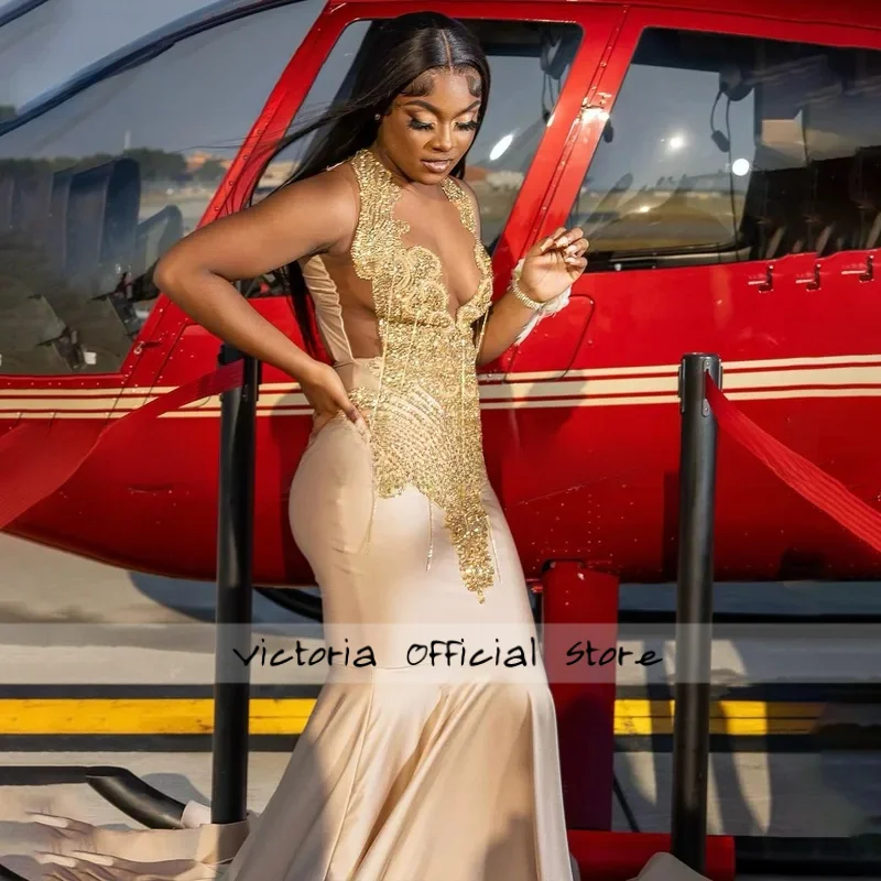 ชุดเดรสสั้นประดับเพชรระยิบระยับสำหรับสาวผิวสี ชุดเดรสค็อกเทลประดับขนนกและคริสตัล ชุดเดรสงานเลี้ยงคืนสู่เหย้า