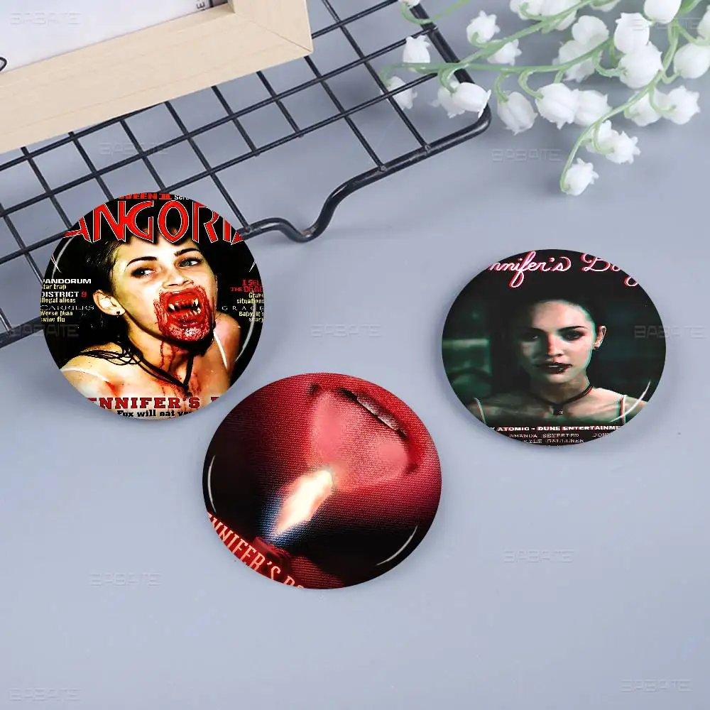 البوب فيلم جنيفر الجسم 32/44/58 مللي متر تخصيص زر دبابيس لطيف مضحك الإبداعية شارة مجوهرات ديكور هدايا للأصدقاء